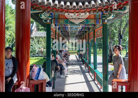 Sep 14 2025 - Pékin, Chine : une scène sereine dans le parc historique du Temple du ciel à Pékin, avec un pavillon traditionnel avec un bois rouge Banque D'Images