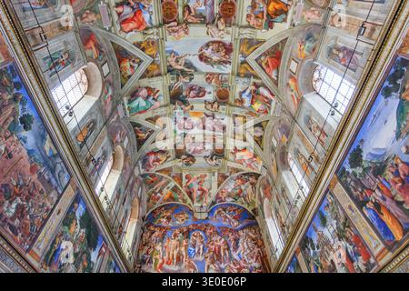 Rome, Italie. Plafond de la Chapelle Sixtine au Musée du Vatican, Cité du Vatican. Banque D'Images