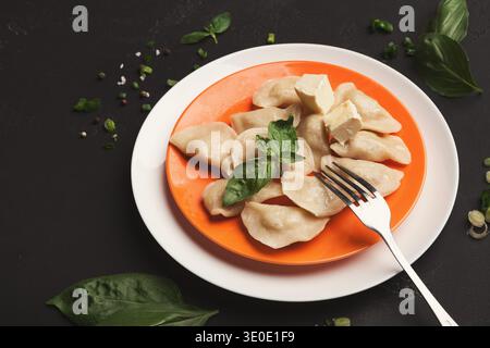 Boulettes de pommes de terre servies au restaurant, cuisine russe Banque D'Images