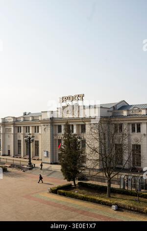 11 mars 2026 — Gare de Brest à Brest, Biélorussie. Le bâtiment historique avec l'architecture de l'ère soviétique et un emblème sur la façade. Banque D'Images