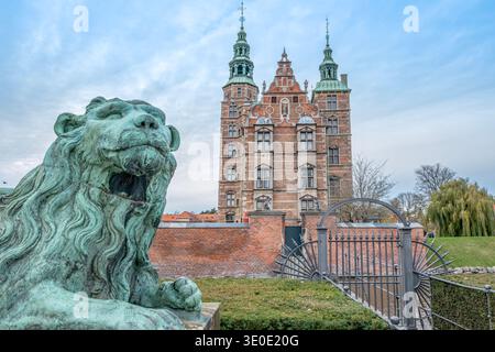 Château de Rosenborg (Slot) avec statue de Lion en bronze à Copenhague, Danemark, Palais Royal Banque D'Images