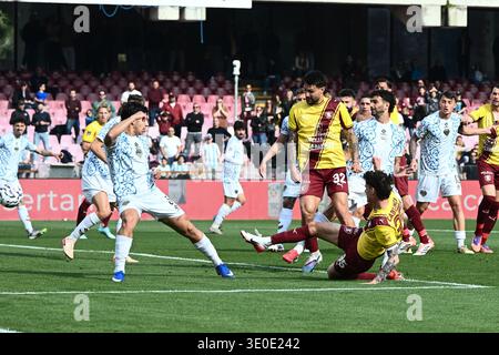 Eddy Cabianca de l'US Salernitana marque le premier but de son équipe lors du match Serie C SKY WIFI entre l'US Salernitana et Latina Calcio à Stad Banque D'Images