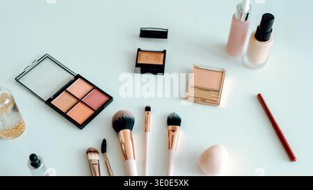 Outils et produits de maquillage disposés sur une surface propre pendant une séance de routine beauté Banque D'Images