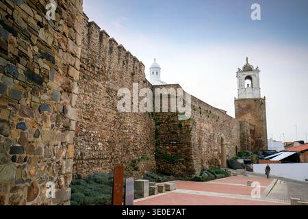 Tour de l'horloge dans le mur médiéval de Jerez de los Caballeros, Badajoz, Estrémadure, Espagne Banque D'Images