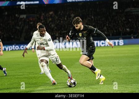 Paris, France. 11 mars 2026. Khvicha Kvaratskhelia du PSG (R) se bat pour la possession avec Moises Caicedo (25) de Chelsea lors du match de l'UEFA Champions League au Parc des Princes. Le PSG a gagné 5-2. Crédit : Terry Edmond/Alamy Live News Banque D'Images