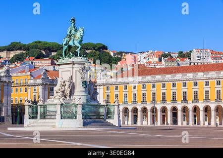 Lisbonne, Portugal. Place du commerce ou Praca do Comercio avec statue de Dom José I, Roi à cheval. Banque D'Images