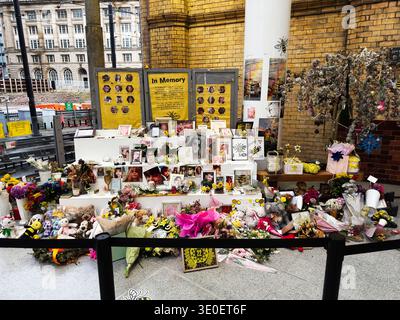 Manchester, Royaume-Uni - 15 février 2026 : fleurs, photos et bougies arrangées lors d'un mémorial public le 22 mai 2017 à Manchester, Royaume-Uni transmettant chagrin et solida Banque D'Images