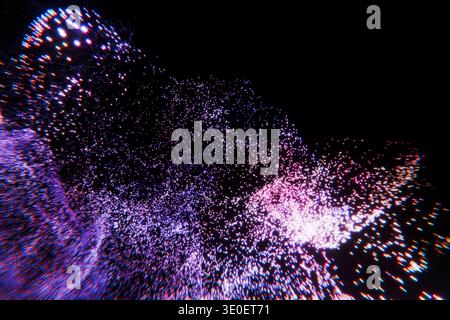 Particules de lumière violettes futuristes coulant dans un mouvement chaotique. Fond sombre avec des reflets violets vibrants et de la poussière cosmique. Abstrait haute résolution t Banque D'Images