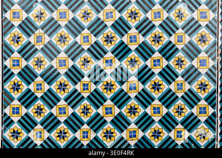 Gros plan de Azulejos colorés - peinture ibérique, laqué à l'étain, mosaïque décorative en céramique - sur une façade de bâtiment à Lisbonne, Portugal. Banque D'Images