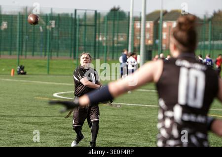 Drapeau football quaterbacks lancer la balle dans Welsh Bowl VI Banque D'Images