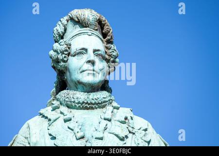 Cette belle statue de la reine Caroline Amalie se dresse fièrement dans le jardin du château de Rosenborg à Copenhague, au Danemark. Il reflète l'art et l'histoire de cet endroit enchanteur. Banque D'Images