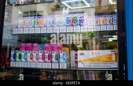 Vapes jetables compactes à usage unique de type nicotine en vente dans la vitrine de magasin à Western Road , Brighton , Sussex , UK 2026 Banque D'Images