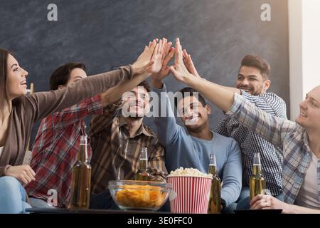 Amis multiraciaux donnant haut cinq ensemble Banque D'Images