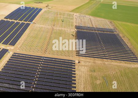 Zone avec des panneaux solaires partiellement installés et partiellement inutilisés sur de larges champs, Agri PV Bau fuer Landwirtschaft, Enzkreis, Allemagne Banque D'Images