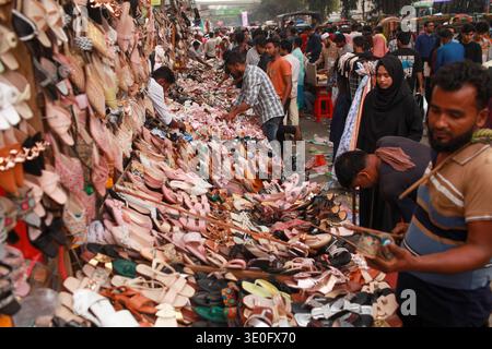 Dhaka, Bangladesh. Dhaka, Dhaka, Bangladesh. 12 mars 2026. Les gens se rassemblent pour faire du shopping à l’Aïd New Market Area avant l’Aïd à Dhaka, au Bangladesh, le 12 mars 2026, alors que les acheteurs envahissent le marché populaire pour acheter des vêtements et d’autres articles essentiels pour le festival à venir. (Crédit image : © Abu Sufian Jewel/ZUMA Press Wire) USAGE ÉDITORIAL SEULEMENT ! Non destiné à UN USAGE commercial ! Banque D'Images