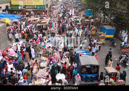 Dhaka, Bangladesh. Dhaka, Dhaka, Bangladesh. 12 mars 2026. Les gens se rassemblent pour faire du shopping à l’Aïd New Market Area avant l’Aïd à Dhaka, au Bangladesh, le 12 mars 2026, alors que les acheteurs envahissent le marché populaire pour acheter des vêtements et d’autres articles essentiels pour le festival à venir. (Crédit image : © Abu Sufian Jewel/ZUMA Press Wire) USAGE ÉDITORIAL SEULEMENT ! Non destiné à UN USAGE commercial ! Banque D'Images