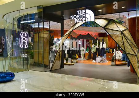 BANGKOK, THAÏLANDE - le 5 mars 2026 : The North face à ICONSIAM est le premier concept store « ONE BOX PRO » au monde, combinant des gea d'extérieur hautes performances Banque D'Images