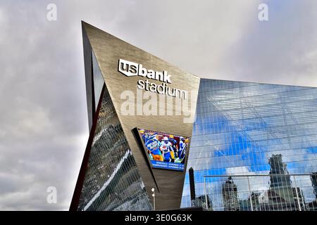 Emblématique stade US Bank de Minneapolis, présentant une architecture moderne, une énergie sportive vibrante et une superbe toile de fond urbaine Banque D'Images