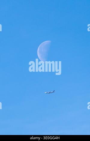 Madrid, Espagne - février 2026 : un avion de l'aéroport Adolfo Suarez Madrid Barajas à Madrid, Espagne. Banque D'Images