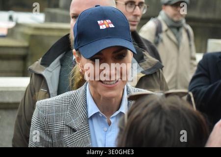 VILLE DE WESTMINSTER, LONDRES, Royaume-Uni, jeudi 12 mars 2026. SAR la Princesse de Galles rencontre les fans après sa visite à la RNLI Tower Lifeboat Station, Westminster crédit : James Taylor/Alamy Live News Banque D'Images