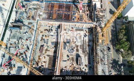 Vue aérienne de haut en bas du chantier de construction avec grues à Miami Beach Banque D'Images
