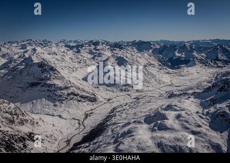 Au-dessous de nous se trouve la vallée de la Bernina le long de laquelle le chemin de fer de la Bernina traverse son col vers l'Italie. Derrière nous se trouve l'Engadine, en dessous de Diavolezza. 3/2026 Banque D'Images