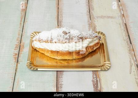 Une image qui raconte le processus, montrant un plateau de croissants fraîchement cuits aux côtés d'autres encore crus, Banque D'Images