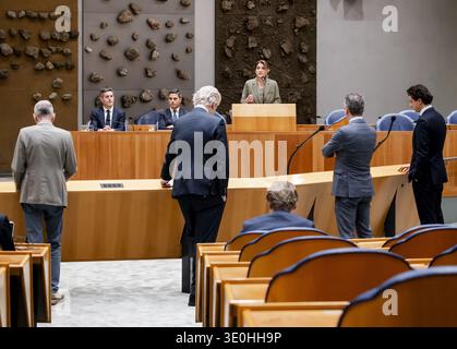 LA HAYE – Henk Vermeer (BBB), Tom Berendsen, ministre des Affaires étrangères, le premier ministre Rob Jetten, Geert Wilders (PVV), Dilan Yeşilgöz-Zegerius, ministre de la Défense, Chris Stoffer (SGP), et Jesse Klaver (GroenLinks-PvdA) lors d’un débat sur les attaques américaines et israéliennes contre l’Iran dans la salle plénière de la Chambre des représentants. SEM VAN DER WAL / ANP netherlands Out - belgium Out Banque D'Images