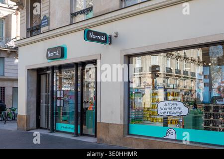 Vue extérieure d'un magasin normal à Paris, France. Normal est une chaîne européenne de magasins de variétés discount dont le siège est au Danemark Banque D'Images