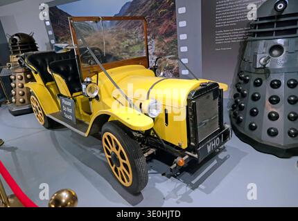 Vue de trois quarts de face de 'Bessie', une Tourer édouardienne 4 places, donneuse au Dr Who (Jon Pertwee, le 3e médecin), par le brigadier Lethbridge Stewart, exposée au National Motor Museum, Beaulieu, New Forest, Hampshire, Royaume-Uni Banque D'Images
