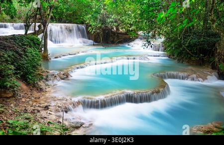 Belles cascades turquoises de Kuang si cascade près de Luang Prabang au Laos. Paysage de jungle tropicale avec piscines calcaires et végétation luxuriante de la forêt tropicale Banque D'Images