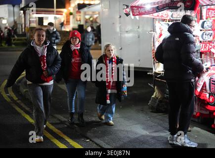 Les fans de Nottingham Forest à l'extérieur du terrain avant la manche de l'UEFA Europa League de seize matchs de première manche au City Ground de Nottingham. Date de la photo : jeudi 12 mars 2026. Banque D'Images