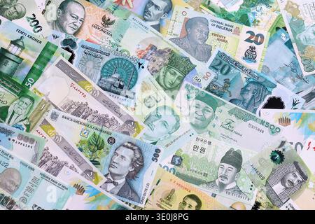 Diverses devises billets d'argent billets de banque de couleur verte. Beaucoup de billets de trésorerie de différents pays dans la grande pile en gros plan. Économie mondiale et concept de change de devises Banque D'Images
