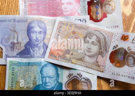 Londres, Royaume-Uni. 12 mars 2026. Billets de banque actuels alors que la Banque d'Angleterre dévoile des plans pour remplacer les personnages historiques par des images de la faune sur les billets à venir. Actuellement, les billets de banque mettent en vedette Winston Churchill, Jane Austen, JMW Turner, et Alan Turing, on 5, billets de 10, 20 et 50 livres, respectivement. Crédit : Vuk Valcic/Alamy Banque D'Images