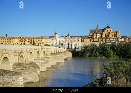 Vue sur la vieille ville de Cordoue et Puente Romano, Espagne Banque D'Images