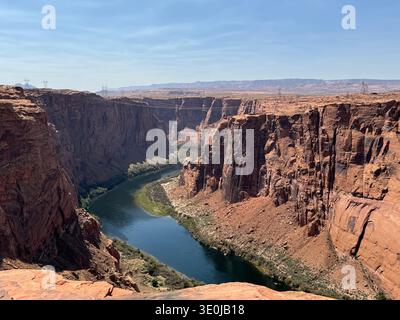 Fleuve Colorado coulant à travers un canyon profond avec d'imposantes falaises de roche rouge près de page, Arizona, États-Unis. Banque D'Images