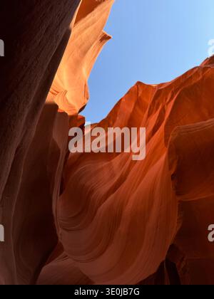 Antelope Canyon formations de grès avec des courbes fluides et des faisceaux lumineux à l'intérieur du canyon de fente en Arizona, États-Unis. Banque D'Images