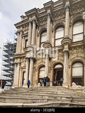 Istanbul, Turquie – Şubat 28, 2026 : des échafaudages se dressent à côté de la façade ornée du palais Beylerbeyi lors de la restauration pendant que les touristes visitent l’historique Banque D'Images