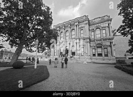 Istanbul, Turquie – 28 février 2026 : une vue en noir et blanc de touristes explorant les jardins de l’historique Palais Beylerbeyi sur le Bosphore. Banque D'Images