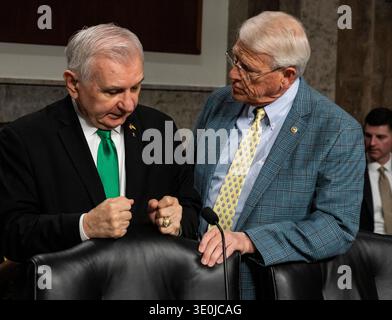 Sénateur des États-Unis Roger Wicker (républicain du Mississippi), président de la Commission du Sénat américain sur les services armés, à droite, et le sénateur américain Jack Reed (démocrate du Rhode Island), membre de rang, Comité sénatorial américain sur les services armés, est parti discuter avant l’audience « pour examiner la posture du Commandement européen américain et du Commandement des transports américains dans le cadre de l’examen de la demande d’autorisation de défense pour l’année fiscale 2027 et du programme de défense des années futures », dans le bâtiment des bureaux du Sénat Dirksen sur Capitol Hill à Washington, DC, États-Unis, le jeudi 12 mars 2026. Crédit : CNP / AdMedia Banque D'Images