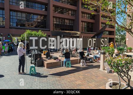 San Diego, Calif, États-Unis. 12 mars 2026. Les activistes tiennent une grande bannière noire indiquant « GLACE HORS du SD » à l'extérieur du bâtiment fédéral Edward J. Schwartz. Les manifestants sont assis et debout sur la place avec le panneau sur les poteaux lors d'un rassemblement hebdomadaire de la coalition syndicale. Les manifestants exigent la fin des opérations fédérales d'application de la loi sur l'immigration et des déportations massives. Ils protestent également contre les conditions de vie et le manque de transparence dans le centre de détention privé Otay Mesa, qui a récemment refusé l'accès aux autorités locales. Crédit : Tosh Persons / Alamy Live News Banque D'Images