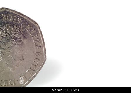 Gros plan macro d'une pièce de monnaie britannique de 50 pence représentant la reine Elizabeth II isolée sur fond blanc avec un espace de copie adapté à la finance Banque D'Images