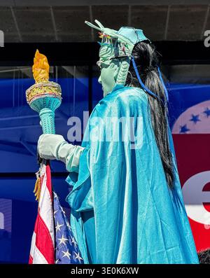NEW YORK, NEW YORK - 24 AVRIL 2025 : un musicien de rue anonyme de Time Square à New York est vêtu d'un costume de la Statue de la liberté. Banque D'Images