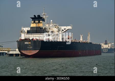 MUMBAI, INDE le 12 MARS : le pétrolier de pétrole brut Shenlong Suezmax battant pavillon libérien a accosté avec succès au port de Mumbai après avoir navigué dans le détroit d’Ormuz, à haut risque, au milieu de l’intensification du conflit en Asie occidentale le 11 mars 2026 à Mumbai, en Inde. Le navire, qui est arrivé du port saoudien de Ras Tanura, est le premier pétrolier à destination de l’Inde à percer le blocus maritime de facto à la suite de récentes frappes militaires impliquant les États-Unis, Israël et l’Iran. Photo de Raju Shinde/Hindustan Times le pétrolier Shenlong atteint l'Inde via le détroit d'Ormuz dans un climat de tensions Banque D'Images