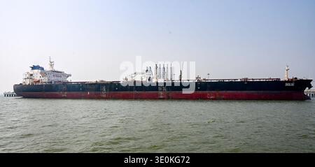 MUMBAI, INDE le 12 MARS : le pétrolier de pétrole brut Shenlong Suezmax battant pavillon libérien a accosté avec succès au port de Mumbai après avoir navigué dans le détroit d’Ormuz, à haut risque, au milieu de l’intensification du conflit en Asie occidentale le 11 mars 2026 à Mumbai, en Inde. Le navire, qui est arrivé du port saoudien de Ras Tanura, est le premier pétrolier à destination de l’Inde à percer le blocus maritime de facto à la suite de récentes frappes militaires impliquant les États-Unis, Israël et l’Iran. Photo de Raju Shinde/Hindustan Times le pétrolier Shenlong atteint l'Inde via le détroit d'Ormuz dans un climat de tensions Banque D'Images