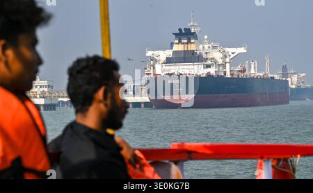 MUMBAI, INDE le 12 MARS : le pétrolier de pétrole brut Shenlong Suezmax battant pavillon libérien a accosté avec succès au port de Mumbai après avoir navigué dans le détroit d’Ormuz, à haut risque, au milieu de l’intensification du conflit en Asie occidentale le 11 mars 2026 à Mumbai, en Inde. Le navire, qui est arrivé du port saoudien de Ras Tanura, est le premier pétrolier à destination de l’Inde à percer le blocus maritime de facto à la suite de récentes frappes militaires impliquant les États-Unis, Israël et l’Iran. Photo de Raju Shinde/Hindustan Times le pétrolier Shenlong atteint l'Inde via le détroit d'Ormuz dans un climat de tensions Banque D'Images