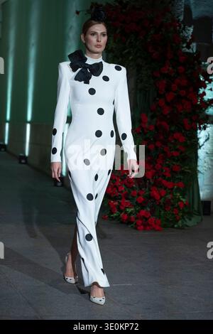 Madrid, Espagne. 12 mars 2026. Un mannequin marche sur la piste portant un dessin de Juana Martín lors de la MadridEsModa Fashion week de Madrid à l'Academia San Fernando. Crédit : SOPA images Limited/Alamy Live News Banque D'Images