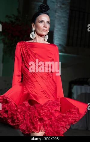 Madrid, Espagne. 12 mars 2026. Un mannequin marche sur la piste portant un dessin de Juana Martín lors de la MadridEsModa Fashion week de Madrid à l'Academia San Fernando. Crédit : SOPA images Limited/Alamy Live News Banque D'Images
