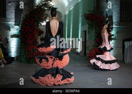 Madrid, Espagne. 12 mars 2026. Un mannequin marche sur la piste portant un dessin de Juana Martín lors de la MadridEsModa Fashion week de Madrid à l'Academia San Fernando. Crédit : SOPA images Limited/Alamy Live News Banque D'Images