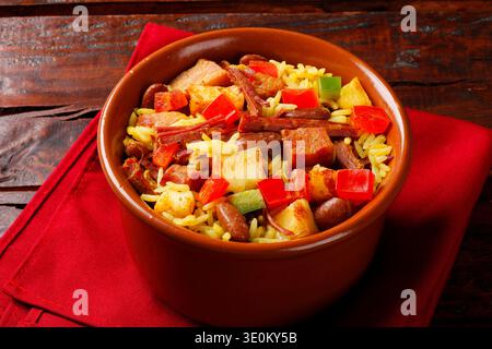 Délicieux Baião de dois servis dans un pot en argile avec du fromage caillé et du bœuf séché au soleil. Cuisine brésilienne authentique. Vue de dessus Banque D'Images